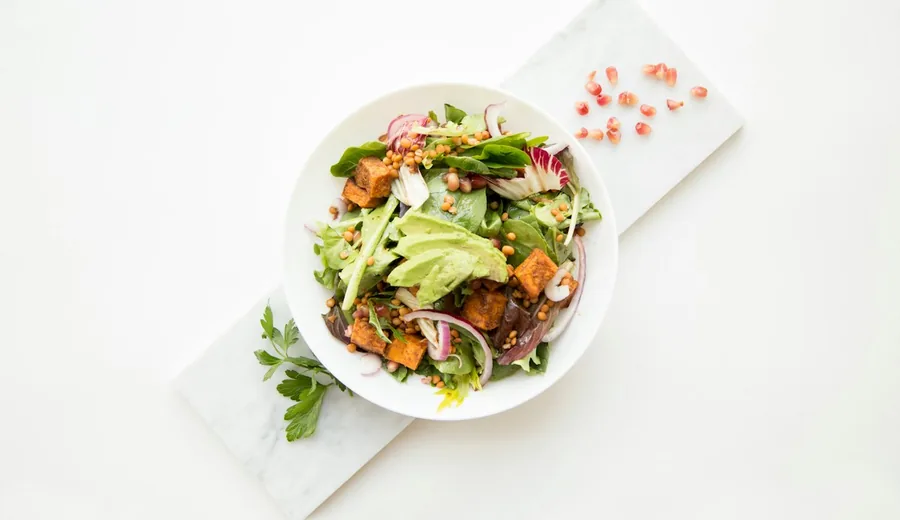 Large volume vegetable bowl demonstrating low caloric density and high satiety